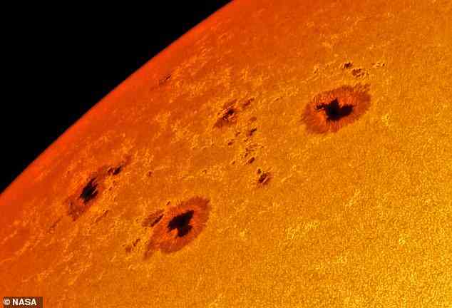 Ein Paar massive Sonnenfleckenschwärme, von denen einige groß genug sind, um das Erdloch zu verschlingen, sind auf der Oberfläche der Sonne erschienen und erhöhen die Wahrscheinlichkeit eines intensiven Sonnensturms