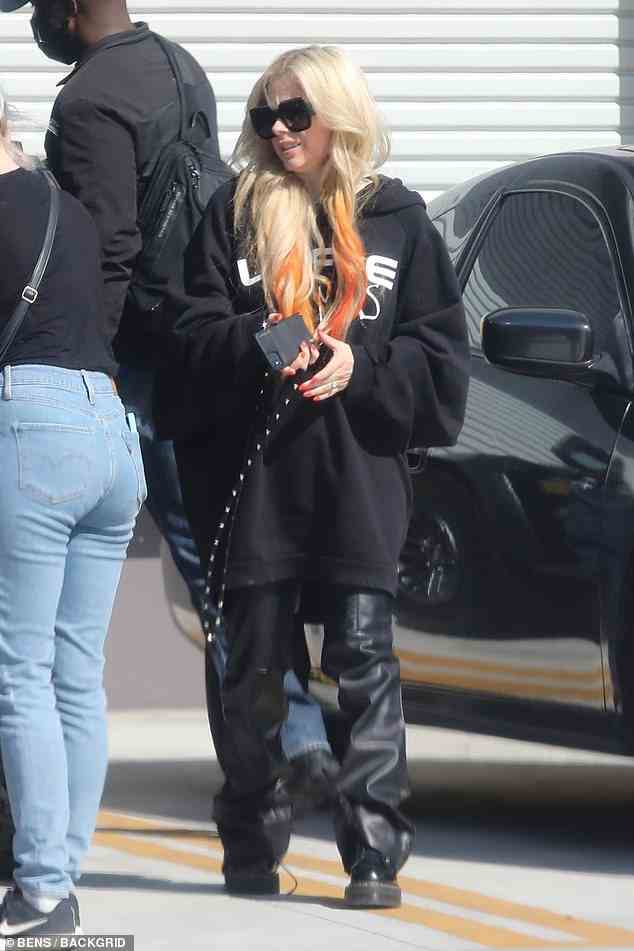 Bling Day: Avril Lavigne zeigte einen sehr großen Diamantring an ihrem Ehefinger, als sie am Dienstag mit ihrem Gefolge zu einem Musikstudio in Los Angeles ging