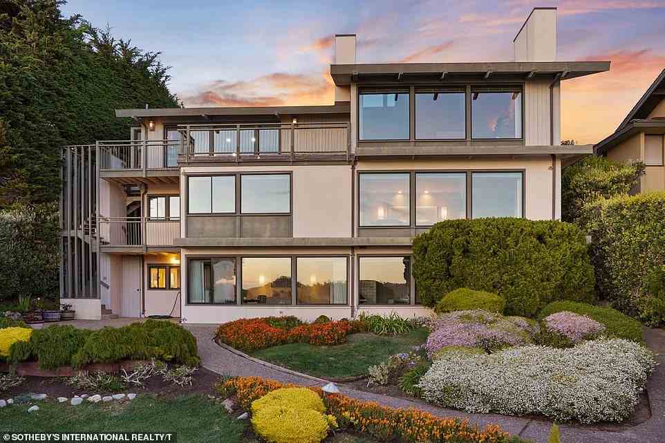 Wow: Betty Whites idyllisches Anwesen am Strand in der malerischen kalifornischen Stadt Carmel-by-the-Sea hat Berichten zufolge einen Käufer für seinen geforderten Preis von 8 Millionen US-Dollar gefunden