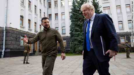 Auf diesem Bild, das vom Presseamt ​​des ukrainischen Präsidenten bereitgestellt wurde, begrüßt der ukrainische Präsident Wolodymyr Selenskyj (links) den britischen Premierminister Boris Johnson in Kiew.