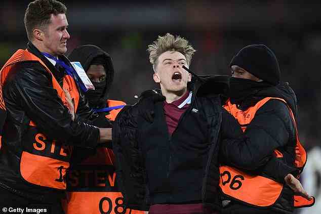 Ein Fan rannte auf das Spielfeld und ruinierte einen vielversprechenden Angriff von West Ham während des Unentschiedens gegen Lyon