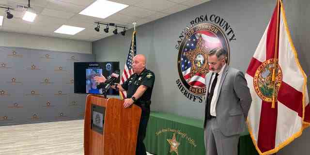 Santa Rosa County Sheriff Bob Johnson bei einer Pressekonferenz am Sonntag.  