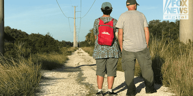 Christopher und Roberta Laundrie im Myakkahatchee Creek Environmental Park in Florida an dem Tag, an dem die Polizei die Überreste ihres Sohnes entdeckte.