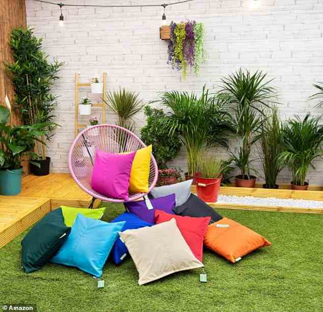 Das in 16 Farben erhältliche Gardenista Premium Large Garden Scatter Cushion ist ein großer Hit bei Amazon-Käufern und ein Schnäppchen für nur 8,47 £