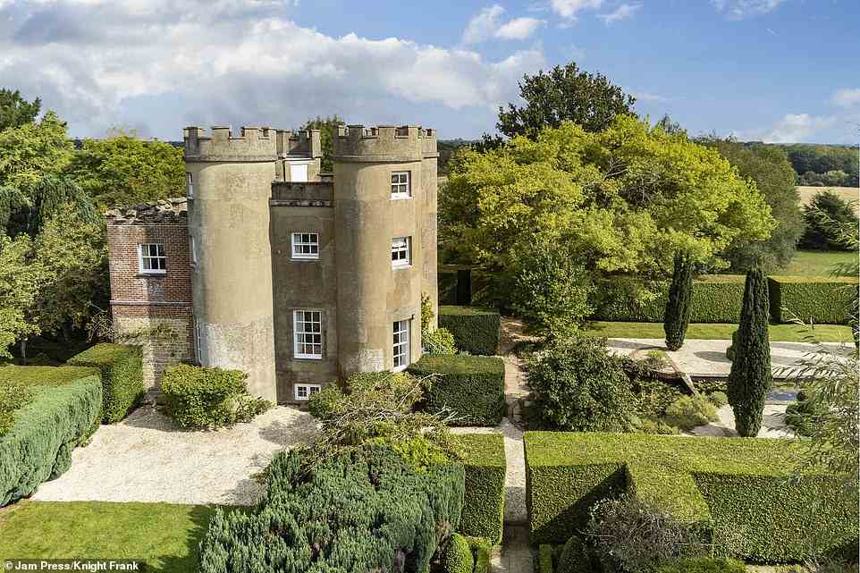 Ein atemberaubendes Schloss in West Sussex und das umliegende Anwesen, das einst die Heimat der Hollywood-Legende Judy Garland war, ist für 6,25 Millionen Pfund auf den Markt gekommen