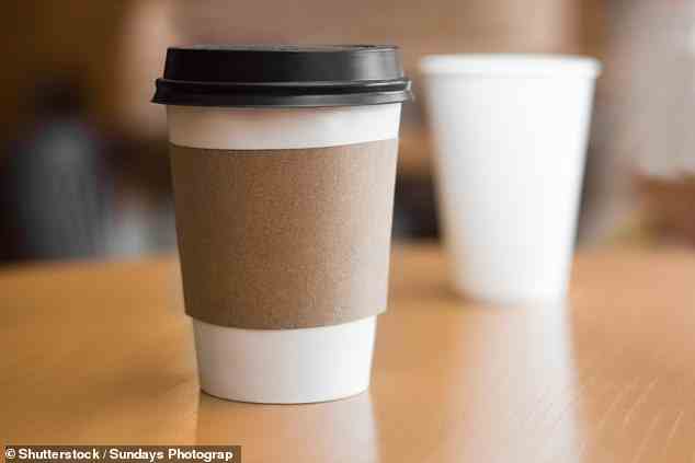 Das Trinken von Kaffee oder Tee aus einem Pappbecher ist nicht nur verschwenderisch, sondern birgt auch die Gefahr, Tausende von Mikroplastik zu verschlucken, warnen Wissenschaftler
