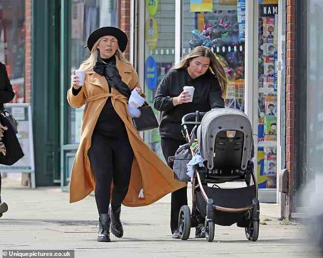 Sieht gut aus: Frankie Essex sah am Freitag strahlend aus, als sie beim Einkaufen in London mit einer Freundin und ihrem Baby ihren blühenden Babybauch präsentierte
