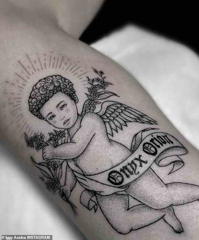 Neues Tattoo: Iggy Azalea ging zu Instagram, um neue Tinte zu zeigen, die sie zu Ehren ihres Sohnes Onyx Kelly bekam, der später in diesem Monat zwei Jahre alt wird