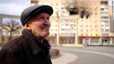 Ivan Boyko, 66, sagt, er musste in einen Luftschutzbunker ziehen, weil es nicht sicher ist, zu Hause zu bleiben.