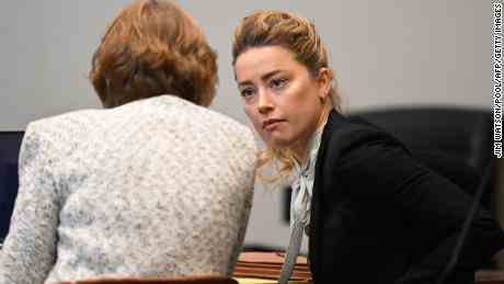 Amber Heard spricht am 19. April mit einem ihrer Anwälte im Fairfax County Circuit Courthouse.