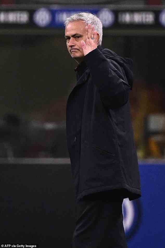 Jose Mourinho würdigt die Fans von Inter Mailand, als sie ihm bei seiner Rückkehr ins San Siro ein Ständchen bringen