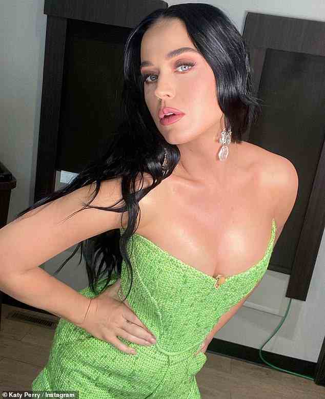 Cocktail-Outfit: Katy Perry umarmte ihr limonenfarbenes Outfit, um am Sonntag ihre Cocktail-Vibes in den sozialen Medien zu verbreiten, während sie für American Idol wirbt