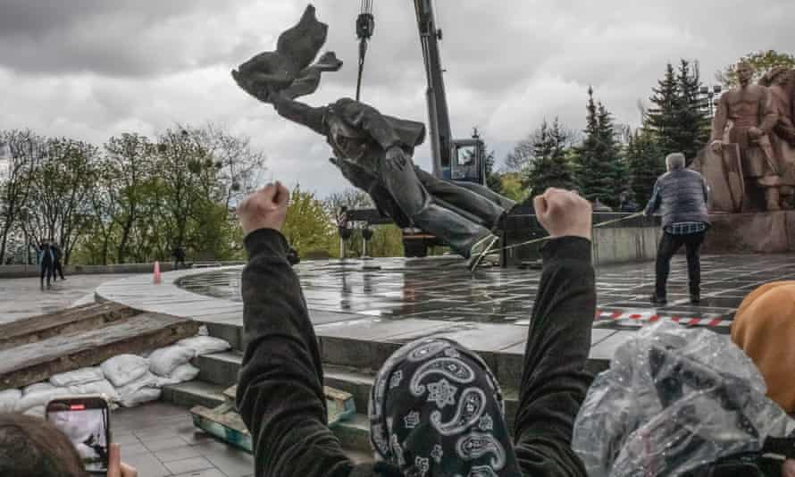 Die Demontage des Bronzedenkmals aus der Sowjetzeit 