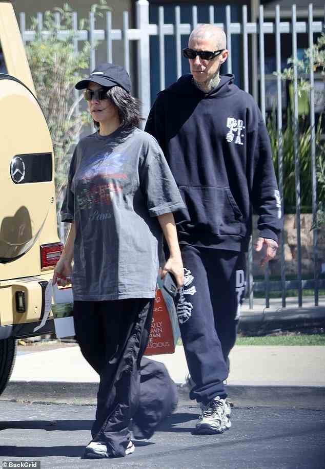 Lässig: Kourtney Kardashian ließ am Freitag ihren gewohnten Glamour hinter sich, als sie beim Aussteigen mit ihrem Verlobten Travis Barker in Los Angeles gesehen wurde