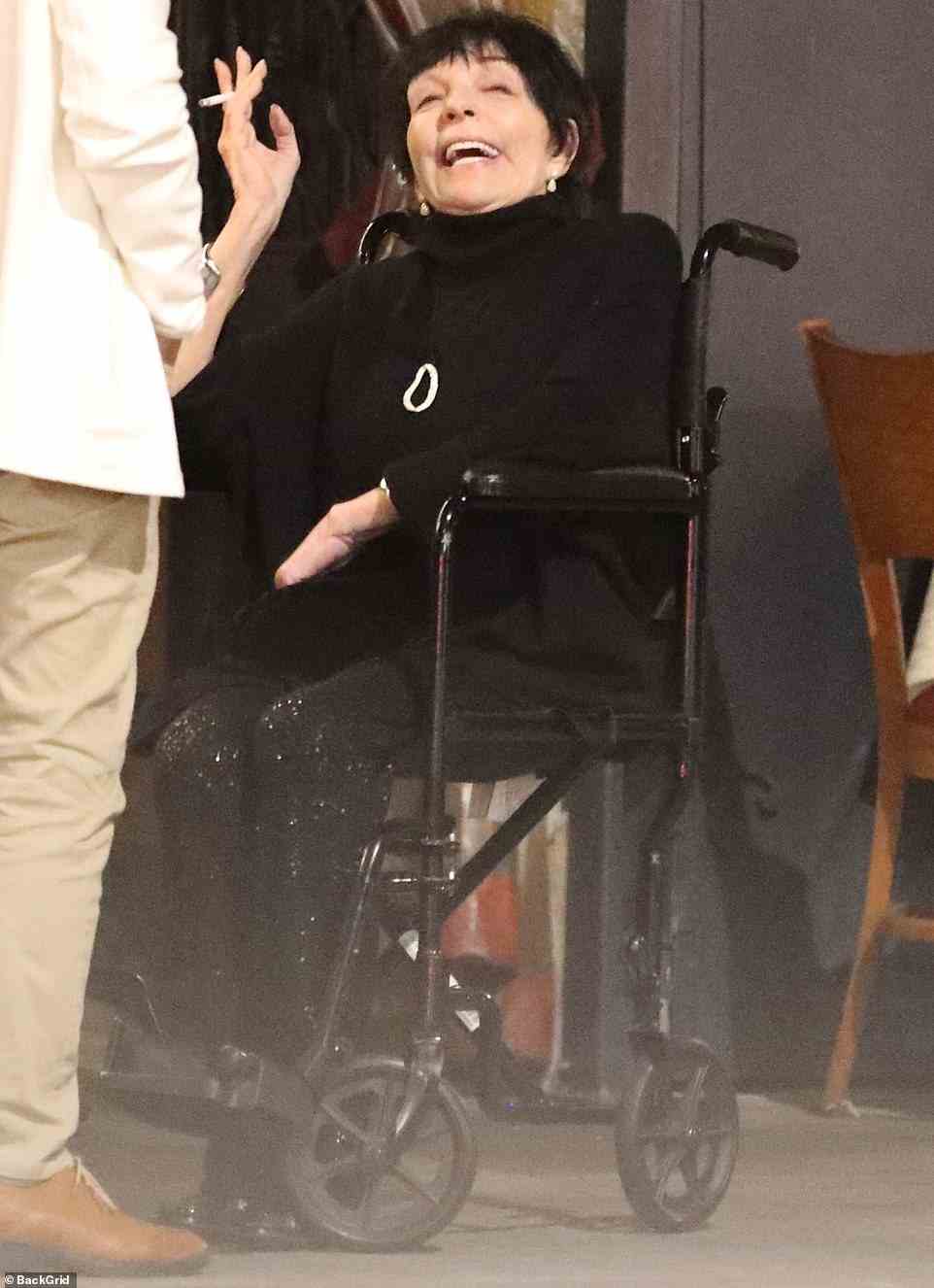 EXKLUSIV: Liza Minelli geht mit einer Zigarette und einem Lächeln von Oscars „Sabotage“ weiter, als sie das Abendessen mit Joan Collins im Rollstuhl verlässt … am Donnerstagabend in West Hollywood