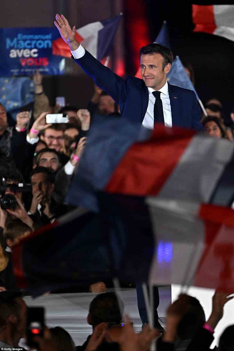 Frankreichs zentristischer amtierender Präsident Emmanuel Macron schlägt seine rechtsextreme Rivalin Marine Le Pen für eine zweite fünfjährige Amtszeit als Präsidentin