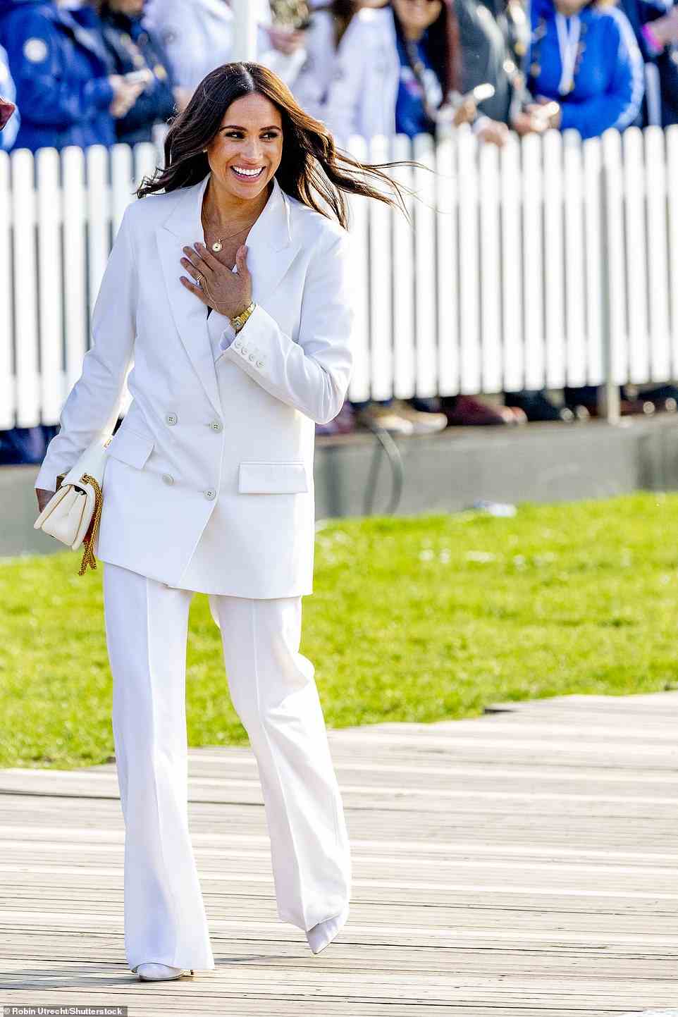 Meghan Markle schien gestern den frühen Tagen ihrer Romanze mit Prinz Harry Tribut zu zollen, als sie ein Outfit mit einem komplett weißen Outfit mit ihren Hochzeitsaccessoires trug