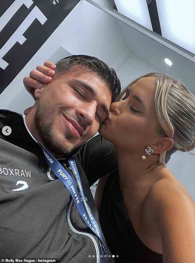 Sieg: Molly Mae Hague gratulierte ihrem siegreichen Freund Tommy Fury mit einem Kuss nach seinem Sieg gegen Daniel Bocianski am Samstag im Wembley-Stadion