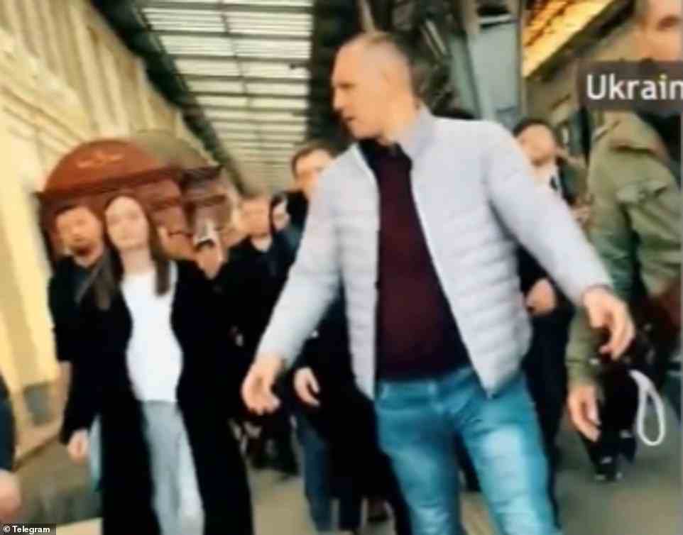 Es entstand ein Video von Angelina Jolie (links), die zügig mit ihrem Gefolge unterwegs war, als in der ukrainischen Stadt Lemberg eine Luftschutzsirene losging