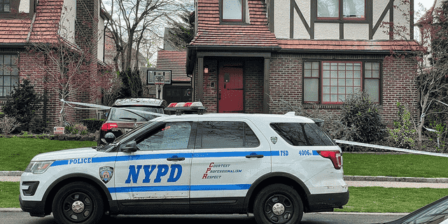 Polizeipräsenz im Haus von Orsolya Gaal in Queens, nachdem ihre Leiche am Samstag in einem Seesack gefunden worden war. 