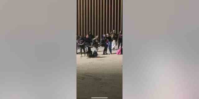 Migranten machen Selfies an der Grenze.  (Houston Keene/Fox News Digital)