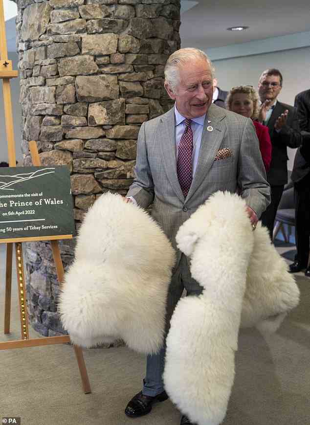 Der 73-jährige Prinz von Wales besichtigte das Geschäft von Tebay Services im Eden-Viertel von Cumbria anlässlich seines 50-jährigen Jubiläums