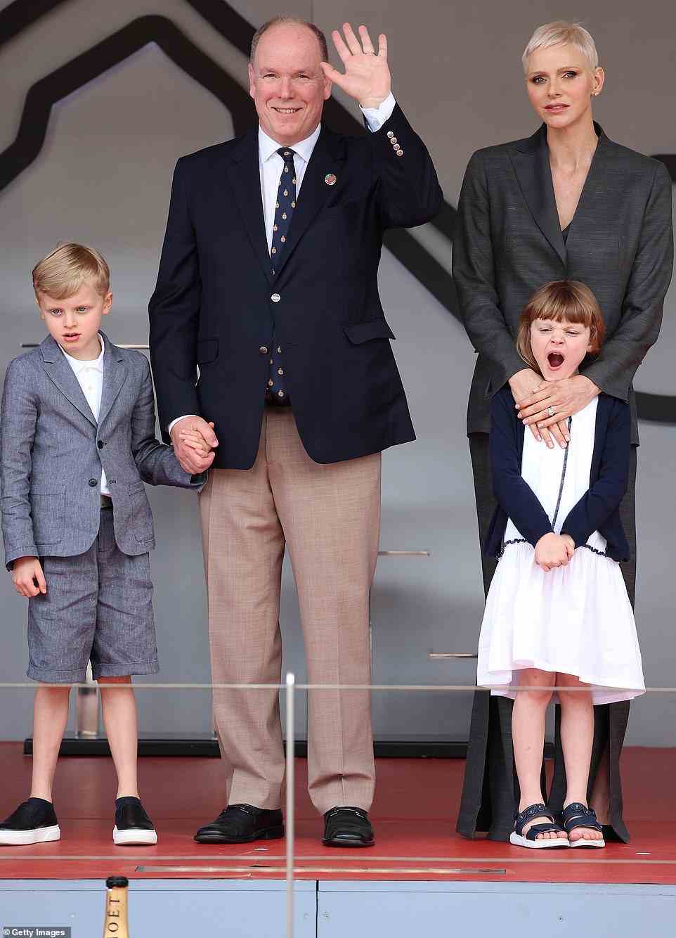 Charlene (im Bild rechts) wurde beim heutigen Monaco E-Prix öffentlich mit Ehemann Prinz Albert (links) und ihren siebenjährigen Zwillingen Prinz Jacques (ganz links) und Prinzessin Gabriella (rechts) fotografiert