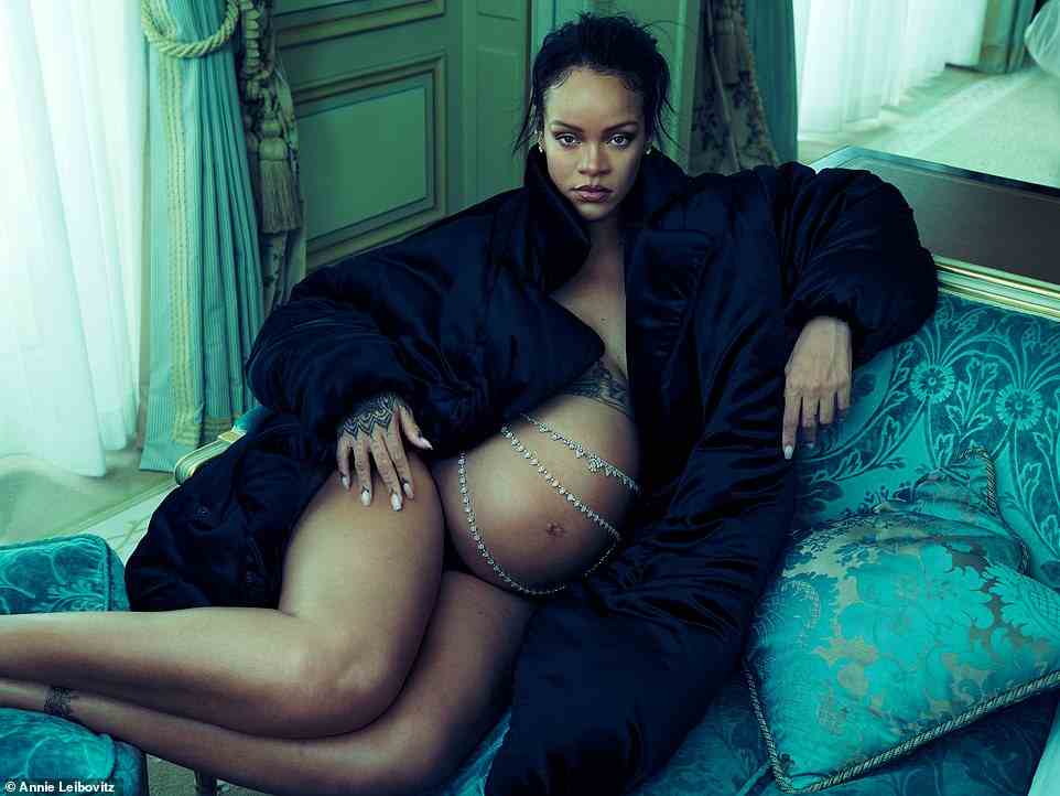 Wow!  Rihanna hat enthüllt, dass ihre Schwangerschaft mit Beau A$AP Rocky ungeplant war, als sie das Cover der Vogue zierte, bevor sie in einem schwarzen Pelzmantel für ein atemberaubendes Shooting posierte