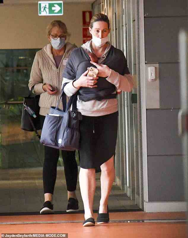 Termin: SAS Australia-Star Jana Pittman, die letzten Monat Zwillinge zur Welt brachte, wurde gesehen, wie sie eines ihrer Neugeborenen trug, als sie am Samstag zu einem Krankenhaustermin in Sydney ankam