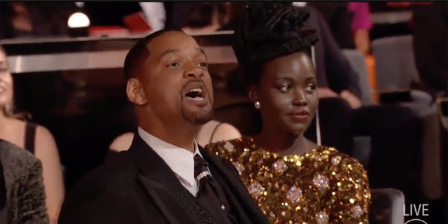 Will Smith schreit Chris Rock von seinem Sitzplatz bei den Oscars aus an, nachdem er ihn bei den 94. Annual Academy Awards auf der Bühne körperlich angegriffen hat.