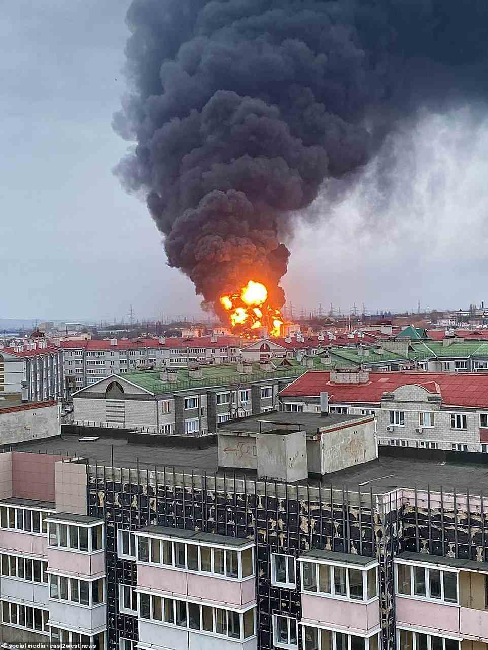 Als der Tag in Belgorod anbrach, stand die Ölanlage in Flammen, wobei das Feuer angeblich von ukrainischen Raketen ausgelöst wurde