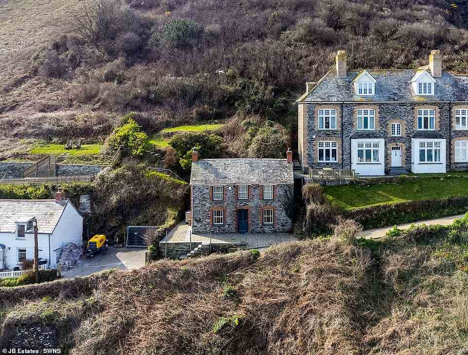 Das berühmte Haus von Doc Martin (Bildmitte), das zu einer Art Wahrzeichen in Cornwall geworden ist, wurde für unglaubliche 1,25 Millionen Pfund zum Verkauf angeboten