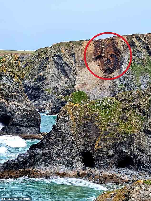 Ein kürzlicher Erdrutsch hat ein bemerkenswertes gesichtsähnliches Merkmal hervorgebracht, das auf der Klippe bei Bedruthan Steps in der Nähe von Padstow in Cornwall eingekreist ist