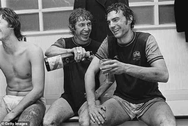 Pat Holland schenkt Teamkollege Trevor Brooking ein Glas Champagner ein, nachdem West Ham nach einem 3:1-Sieg gegen Eintracht Frankfurt das Finale des Europapokals der Pokalsieger erreicht hatte