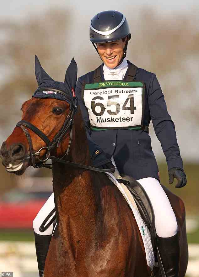 Zara Tindall sah mit ihrer heutigen Leistung sehr zufrieden aus, als sie bei den Burnham Market International Horse Trials in den Sattel stieg