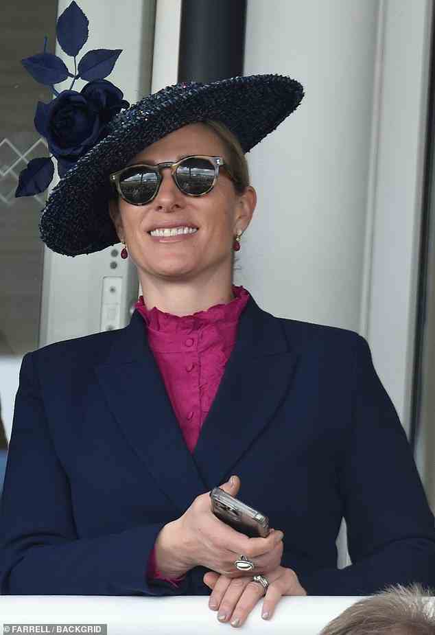 Zara Tindall, 40, (im Bild) sah glücklich aus, als sie sich heute ein Rennen in Aintree ansah.  Der König genießt bekanntermaßen Pferderennen