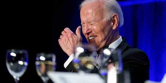 Präsident Joe Biden lacht, als er Trevor Noah, dem Moderator von Comedy Central, zuhört "Die Tagesschau," Rede beim jährlichen Abendessen der Korrespondentenvereinigung des Weißen Hauses am Samstag, den 30. April 2022, in Washington.  (AP Foto/Patrick Semansky)