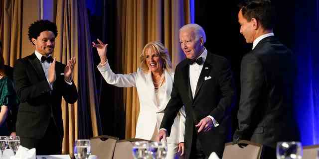 Präsident Joe Biden und First Lady Jill Biden treffen am Samstag, den 30. April 2022, beim jährlichen Abendessen der Korrespondentenvereinigung des Weißen Hauses in Washington ein.  Links ist der Komiker Trevor Noah.  (AP Foto/Patrick Semansky)