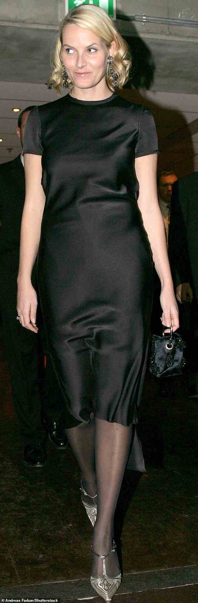 Kronprinzessin Mette-Marit wurde 2004 beim Nobelkonzert im selben schwarzen Lanvin-Kleid wie ihre Tochter abgebildet