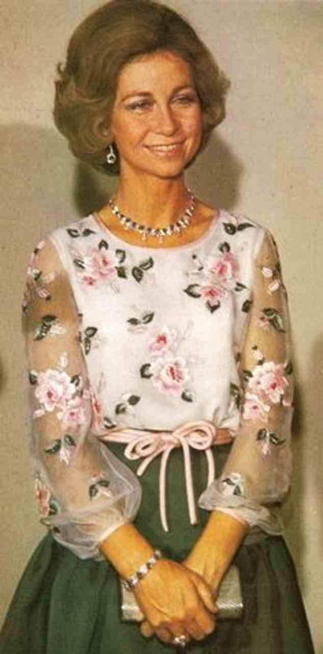 Königin Sofia, jetzt 83, stellte sich 1977 während ihres Besuchs in Deutschland in demselben Valentino-Outfit vor