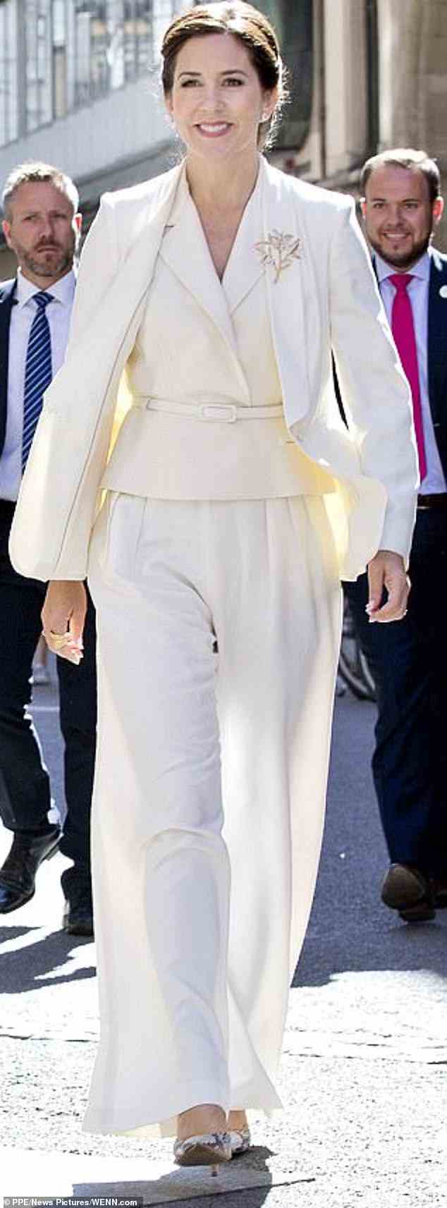 Kronprinzessin Mary von Dänemark trug 2017 das gleiche Outfit, als sie die dänische Schmuckmarke Olen Lynggaard in Stockholm besuchte