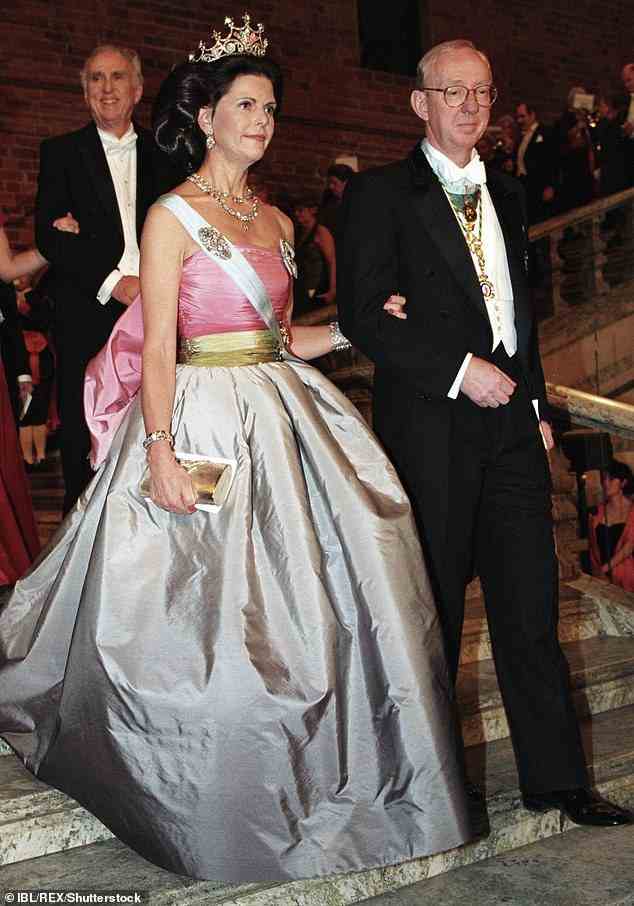 Königin Silvia von Schweden im Bild 1995 bei der Nobelpreisverleihung.  Sie kombinierte das Showstopper-Kleid mit einer spektakulären Tiara und einer zeremoniellen Schärpe