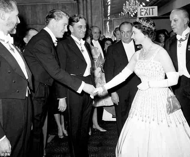 Queen Elizabeth trug das Kleid von Norman Hartnell, als sie im Dezember 1962 im Odeon am Leicester Square zur Weltpremiere des Films „Lawrence von Arabien“ ankam