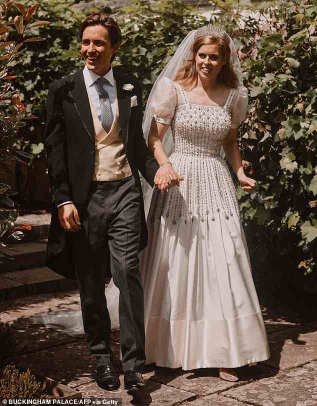 Prinzessin Beatrice, 33, abgebildet an ihrem Hochzeitstag mit Ehemann Edoardo Mapelli Mozzi.  Beatrice trug ein Kleid, das sie sich von ihrer Großmutter, der Königin, geliehen hatte