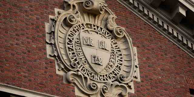 Ein Siegel hängt am 16. November 2012 über einem Gebäude der Harvard University in Cambridge, Massachusetts.