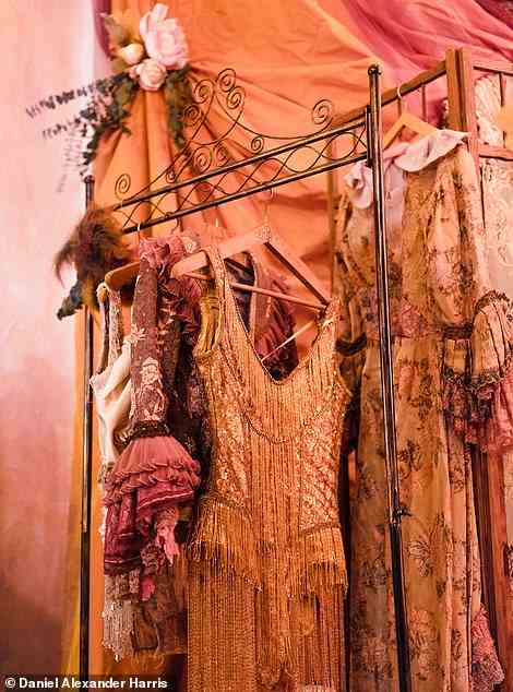 Die Gäste können sich im Garderobenbereich des Boudoirs verkleiden, der mit Vintage-Kostümen gefüllt ist