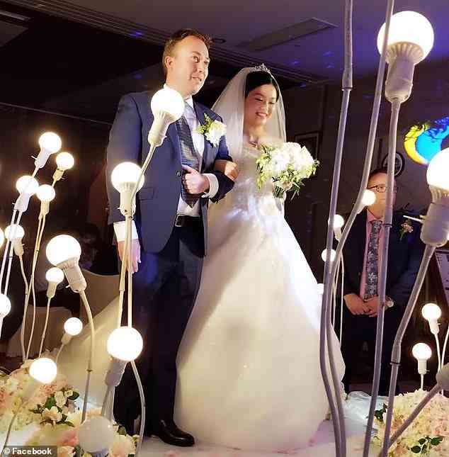 Der Dozent (im Bild bei seiner Hochzeit mit Frau Cheng) ist ein begeisterter Social-Media-Nutzer