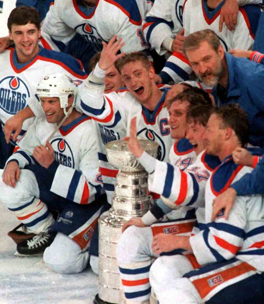 Wayne Gretzky, Mitte, feiert mit seinen Edmonton Oilers-Teamkollegen nach dem Sieg über die Boston Bruins.