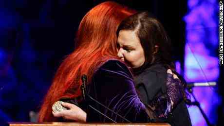 Ashley Judd (rechts) umarmt ihre Schwester Wynonna bei der Einführungszeremonie am Sonntag.