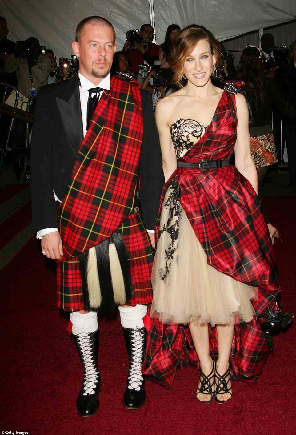 Sarah Jessica Parker came as Alexander McQueen's quset to 'Anglomania: Tradition and Transgression in British Fashion in 2016, with both donning red tartan